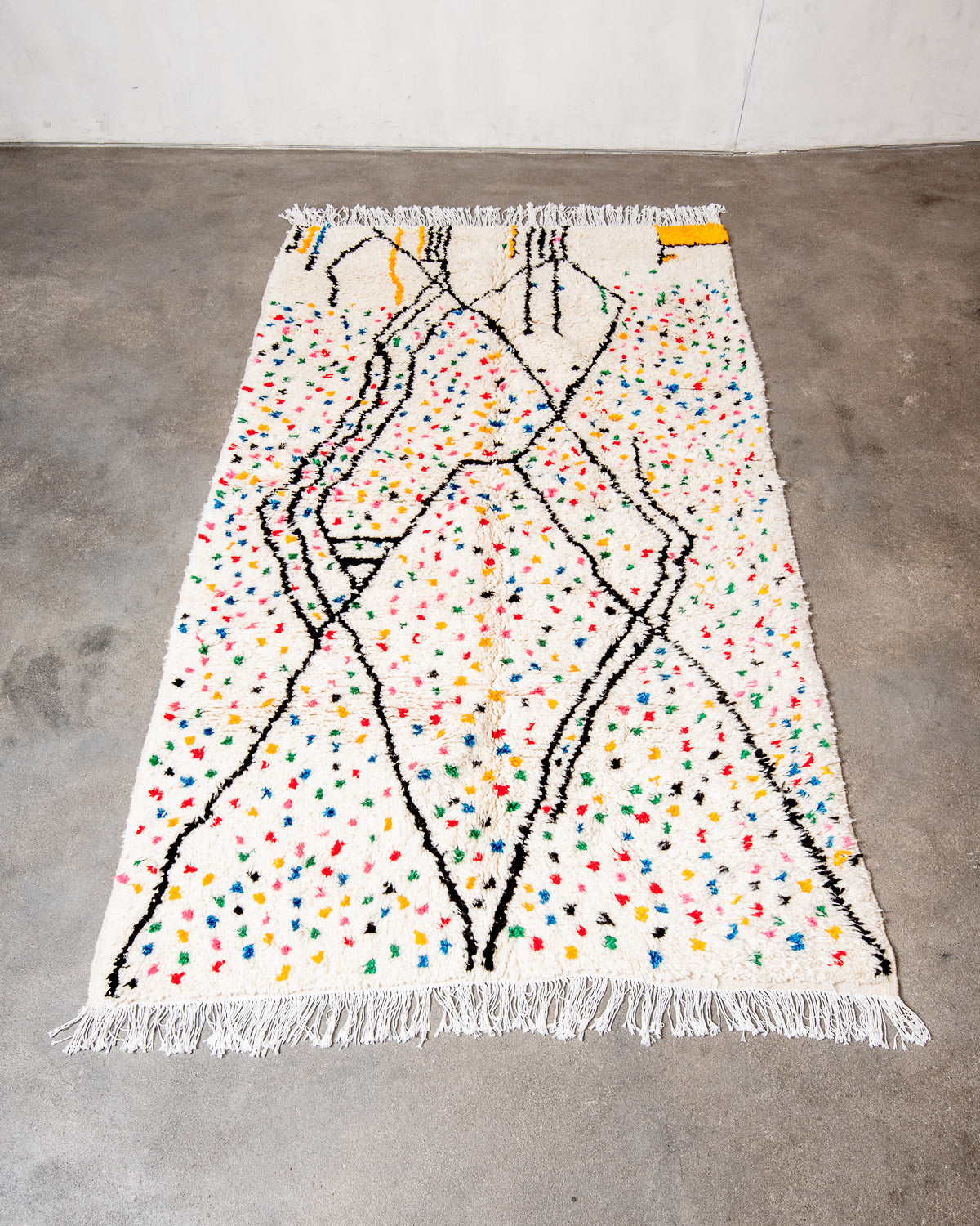 Modern designer handcrafted Berber rug from Morocco. Azilal rug with beautiful colors and patterns. Made of sheep’s wool and colourful cotton.